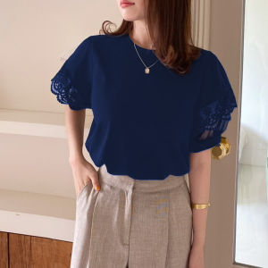 Sheii เข้าใหม่มาแรง เสื้อแฟชั่นหญิง คอกลม ผ้านิ่มยืดใส่สบาย ตรงแขนแต่งลูกสวยมาก แมทช์ลุคไหนก็ปัง ดูลุคคุณหนูคุณนายสุดๆ ไม่ตำได้ไงก่อน