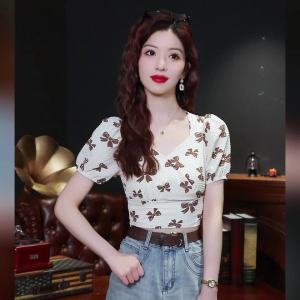 AMMIN เสื้อเชิ๊ตผ้าชีฟองเสื้อแขนสั้นมีปกสี่เหลี่ยมแบบไม่สม่ำเสมอของผู้หญิงสไตล์หูกระต่ายสั้นผูกโบว์แฟชั่นเสื้อเบลาส์หรูหราสำหรับฤดูร้อน2024