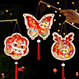 CEMOMEF สไตล์จีนจีน โคมไฟพกพางูปี2025 ทำจากไม้ การ์ตูนลายการ์ตูน โคมไฟส่องสว่างปีใหม่ ไฟของเล่นเด็ก แบบดั้งเดิมดั้งเดิม อุปกรณ์เทศกาลฤดูใบไม้ผลิ ของตกแต่งบ้านปีใหม่