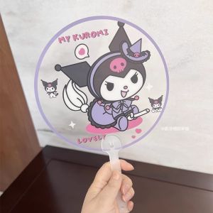 การ ์ ตูนสร ้ างสรรค ์ Sanrio Hello Kitty พัดลมมือถือ Kuromi My Melody Cinnamoroll มินิแบบพกพา PVC พัดลมมือฤดูร ้ อนน ่ ารักพัดลมนักเรียนของขวัญ