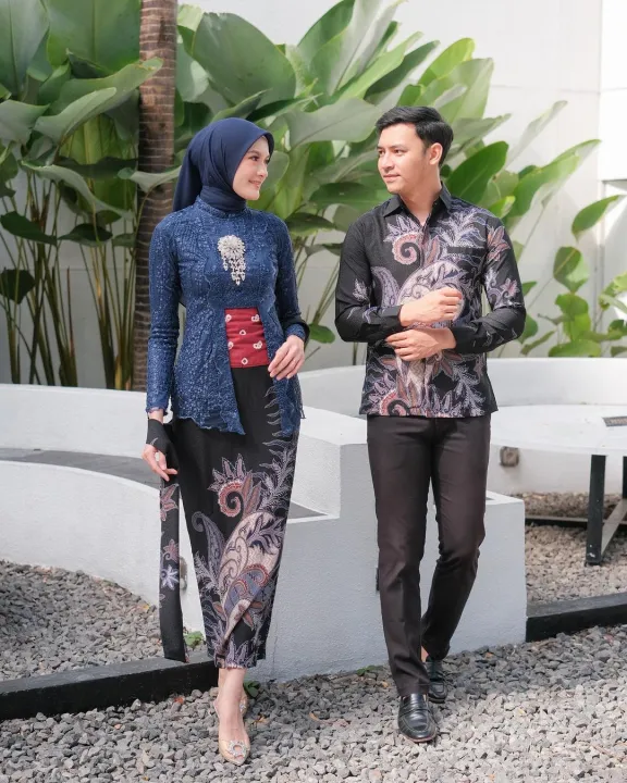 Set%20Couple%20Ayu%20Navy,%20Couple%20Kebaya%20Wisuda%20Tunangan%20Setelan%20Brokat%20Kutubaru%20Rok%20Span%20Batik%20-%20Image%206