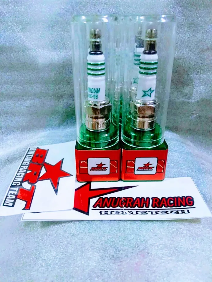 Biz olomonning ichiga kirib boramiz