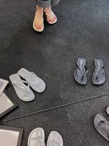 [Free Shipping] 2025 New Flat Flip-Flops For Women Summer Fashionable Toe-Slip Sandals For Outdoor Wear Beach Shoes