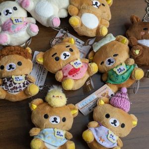 JURHOMIE ชุดฉลองครบรอบ20th ปีที่จำกัด ตุ๊กตา Rilakkuma น่ารักน่ารักๆ มินิมินิ จี้อะนิเมะ 2025 การ์ตูนลายการ์ตูน ของขวัญของเล่นของเล่น