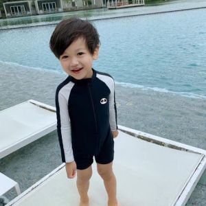 ชุดว่ายน้ำเด็ก 2-11 ปี ลายหมีแพนด้า ช่วยให้เด็กสนุกสนานและมั่นใจขณะว่ายน้ำ ออกแบบมาสำหรับเด็กวัย 2-11 ปี ลายหมีแพนด้าที่น่ารัก ชุดนี้เหมาะสำหรับการพักผ่อนและเล่นน้ำในวันหยุด