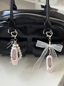 Tinh tế ba lê Dép Mặt dây chuyền với ren và ngọc trai giọng cho túi xách thời trang hoặc như một món quà chu đáo