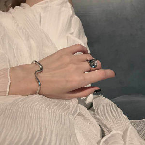 YHDFX สง่างาม บิดเบี้ยว ดัด รูปแบบคลื่นน้ำ อาร์ค เด็กผู้หญิง กำไลเปิด เครื่องประดับ ของขวัญสำหรับผู้หญิง สร้อยข้อมือที่เรียบง่าย