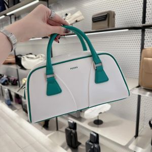 Túi Hến Pe.dr0 Quai Xách Có Dây Đeo Vai Kèm Charm Tròn Xinh Xắn Form Cứng Cáp Size 26cm (Auth Tuồn)