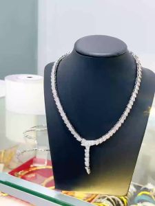 {loại1} Bộ trang sức hoạ tiết rắn gắn đá nhân tạo hiệu không đen không gỉ cao cấp Kami