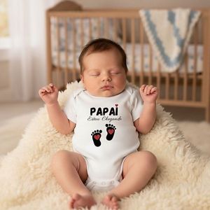 Bộ đồ liền thân cho trẻ sơ sinh màu trắng kiểu dáng dễ thương có dòng chữ "Bố đang đến đây" các kích cỡ: P M G.