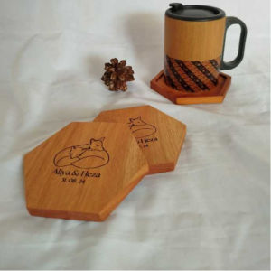 Souvenir Tatakan / Coaster kayu segi enam custom grafir