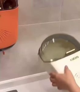 Hộp đựng đũa muỗng treo tường thoáng khí chống bụi nắp đậy màu cam