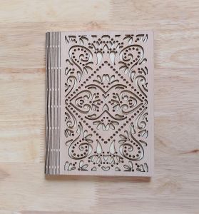 Sổ Tay Thủ Công Bìa Gỗ Họa Tiết Khổ 18x14cm dùng cho ghi chép ghi chú những kế hoạch viết nhật kí làm quà tặng.