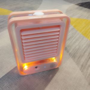 Quạt phun sương tích điện cảm ứng mini kèm đèn để bàn nhiều màu
