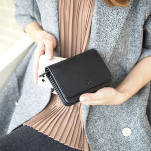 Charinbag - Crepe “ช่องใช้งานเก๋กว่าใคร” ออกแบบช่องแบบ Layers เก็บบัตรเป็นสัดส่วนให้หยิบสะดวกมาก กระเป๋าสตางค์หนังวัวแท้