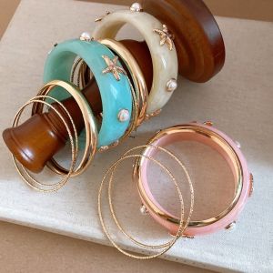 GENENIC 4Pcs Vòng tay trên tay Bộ vòng tay hình sao biển làm từ nhựa. Ngọc trai vỏ sò Đồ thủ công mỹ nghệ Bộ vòng tay hình sao biển Hawaii Dân tộc Vòng tay nữ Quà tặng cho phụ nữ và các bạn gái.