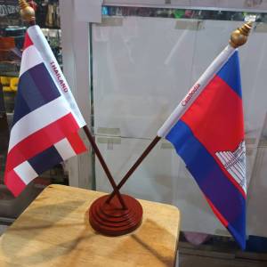 ธง ไทย กัมพูชา THAILAND CAMBODIA ธงนานาชาติ ธงตั้งโต๊ะแบบไขว้ ขนาด 14×20cm เสาพลาสติก ขนาด เส้นผ่านศูนย์กลาง 7.5cm สูง 35cm Flag ไรท์สาระกับครูแว่น Tec40store