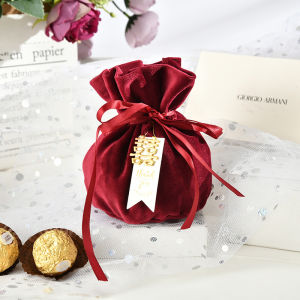 ถุงใส่ของชำร่วยผ้ากำมะหยี่ ถุงของขวัญ ขนาด 13.5x10 cm. แถมฟรีป้ายห้อย และการ์ดคำอวยพร ถุงหูรูด ใส่เครื่องประดับ เครื่องสำอาง สวยงาม