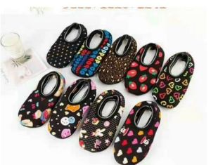 Hài lót bông giữ ấm chân cho bé cùng bố mẹ đi trong nhà hài lông tất lông