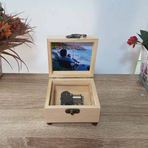 กล่องดนตรีไขลาน Sankyo ในกล่องเหลี่ยมไม้สน พร้อมปริ้นรูปใส่ที่ฝากล่องค่ะ (ส่งรูปมาทางข้อความ)