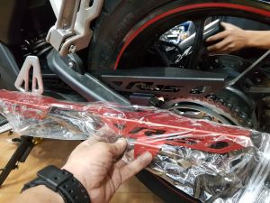 Chắn xích Catte xe R15V3 CNC và Giá chưa ốc gắn - Phụ kiện gắn ngoài xe