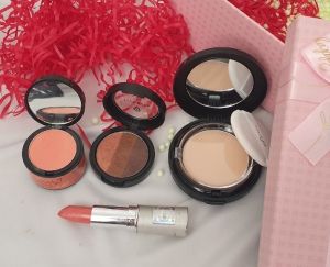 BL4 Set quà tặng trang điểm Hàn Quốc chuyên nghiệp 4 món phấn mắt phấn phủ má hồng và son lì phù hợp làm quà tặng Valentine sinh nhật 14.2 8/3 Noel