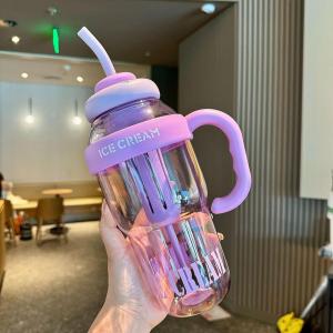 B.LIVEM 1300ml 【หุ้นท้องถิ่น】ถ้วยฟางพลาสติก ความจุขนาดใหญ่ ขวดน้ำทนต่อการกระแทก ขวดน้ำพลาสติกกลางแจ้งแบบพกพาที่แฟชั่น ขวดดื่มหนา