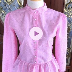 เสื้อลูกไม้ไทย เสื้อลูกไม้ปักลาย ชุดสุภาพสีชมพูสวยหวาน แขนยาว ชายระบาย กระดุมมุก