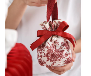 ถุงผ้าลินิน ถงผ้าหูรูดพิมพ์ลายดอกไม้ สำหรับผู้หญิง คล้องแขนได้ ขนาด9.5*5.5*14.5cm แถมป้ายห้อย+จี้+เข็มกลัด