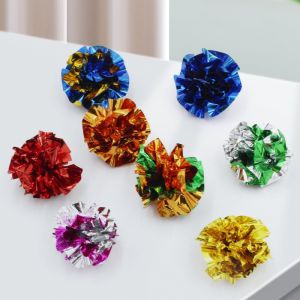 ของเล่นแมว ของเล่นสัตว์เลี้ยง ๆ เช่น ลูกบอลเชือก ระฆังแมว ลูกบอลเชือกแมว และของเล่นสำหรับสัตว์เลี้ยงอื่น