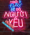 Ngồi Ở Đây Sẽ Có Người Yêu 45x120cm - Đèn Led Neon Trang Trí Quán Cafe Nhiều Màu - Đèn Led Theo Yêu Cầu. 