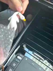 【夏日必备】车载变色烤鸭紫外线变色挂件创意后视镜鸭子挂饰网红可爱整蛊玩具[must have in summer] car color changing roast duck UV color changing pendant creative rearview mirror Duck Pendant net red cute trickery toy