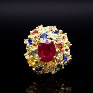 แหวนพลอยทับทิมล้อมซัฟไฟร์บ่อบางกะจะ จันทบุรีตัวเรือนเงินแท้ 92.5% ชุบทองอย่างดี งานประณีตจากช่างไทยฝีมือเยี่ยม ทับทิมแดงสดเม็ดใหญ่ ล้อมด้วยซัฟไฟร์แท้ หลากสีสันสวยหรู เสริมพลัง เสริมสง่าราศีในทุกโอกาส