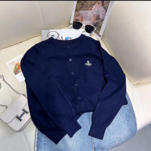 สไตล์ใหม่เสื้อเเขนยาวไหมพรม กระดุมหน้าใช้งานได้จริง ผ้านิ่มยืดใส่สบาย แมทช์ได้หลายลุคหลายสไตล์จัดส่งจากกทม