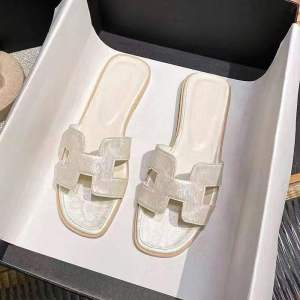 [Free Shipping] WomenS Outdoor Slippers 2026 Summer New Fashion Versatile Flat Sandals Beach Slippers For Women