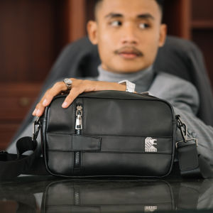 Tas Selempang Handbag Pria Hitam Glossy Mengkilap Modern Look Untuk Gaya Kulit Sapi Pull Up Futura REVEN