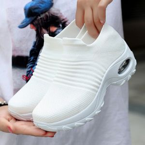 Korean Classic Slip On All Black Sneakaers Casual Rubber Shoes For Women Summer Comfortable Breathable Flat Running Shoes