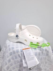 รองเท้าแตะ Croc Classics clog band ใส่ได้ทั้งผู้หญิงผู้ชาย เบามาก ไม่ลื่น ไม่กัดเท้า UV10B100