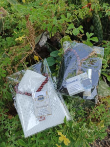 10pcs//Souvenir haji / umroh oleh oleh peci tasbih + parfum 8ml