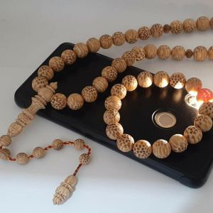 Sepasang tasbih dan gelang kayu liwung macan putih