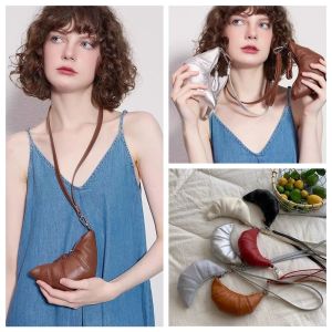 JEWELS1 กระเป๋าเงินสตรี ถุงครัวซองต์ PU กระเป๋าใส่หูฟังลิปสติก หนังพียู กระเป๋าใส่เหรียญแบบห้อยคอ สง่างามเรียบหรู เงินสีเงิน การเดินทางการเดินทาง