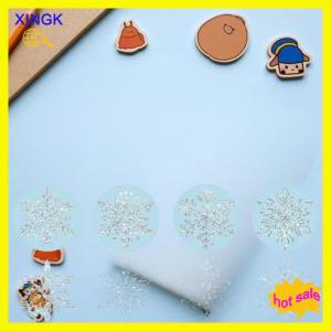 XINGK สติกเกอร์เกล็ดหิมะใส500แผ่น ม้วนสติกเกอร์แท็กคริสต์มาสของขวัญสำหรับเด็กแพคเกจการอบเครื่องเขียนสำหรับตกแต่งซองจดหมาย