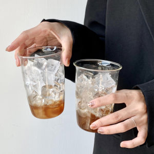 【Comfortable House】 COD ถ้วยกาแฟแก้วลาเต้แบบโค้งสำหรับใช้ในครัวเรือนแก้วน้ำผลไม้แบบเรียบง่ายขวดน้ำใสแก้วเครื่องแก้วอุปกรณ์ชงกาแฟ