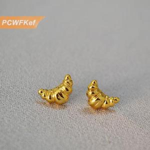 【PCWFKef】 ใหม่ต่างหูรูปครัวซองต์ขนาดเล็กสำหรับผู้หญิงต่างหูรูปขนมปังน่ารักคลาสสิกของขวัญเครื่องประดับชั้นดี