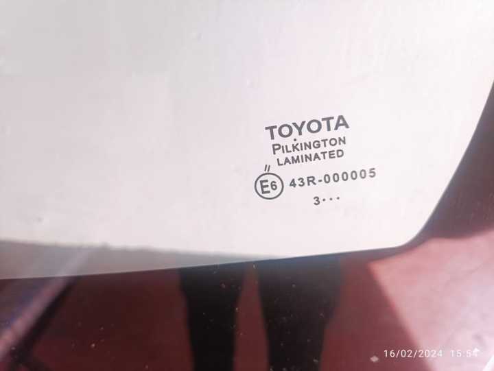 Windscreen%20Front%20Toyota%20Hilux%20OEM%20(1%20piece)%20with%20Parcel%20-%20Image%203