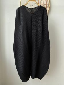 Miyake เสื้อผ้ากุลสตรีพลีทแฟชั่นแบบเฉพาะกลุ่มสุดแขนกุดแบบลำลองมีหลายสีชุดเดรสทรงหลวม