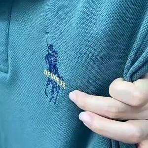 ผู้ชายธุรกิจ เสื้อเชิ้ตแขนสั้นปักลายหลวมขนาดใหญ่สำหรับฤดูร้อนที่ไม่ต้องรีด POLO ขายเสื้อเชิ้ตแบบวาฟเฟิลกริด