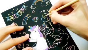 DIY ศิลปะภาพขูดสี ขูดภาพสีสันสดใส งานศิลปะเด็ก ของเล่นเด็ก ของเล่นเสริมทักษะ (9 ภาพ/ชุด) [พร้อมส่ง!!]