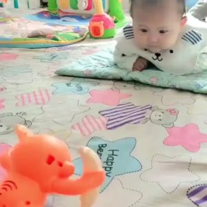 Baby toys for children aged 0-1 and a half who have sound and can move for 9 months Crawling for boys and girls early education for puzzle