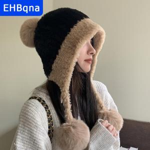 [COD] EHBqna SPORTS หมวกบีนนี่ขนปุยสำหรับผู้หญิงหมวกไหมพรมปอมปอมปอมขนาดใหญ่ให้ความอบอุ่นในฤดูหนาวหมวกป้องกันหูสำหรับผู้หญิงเล่นสกีหิมะกันลม